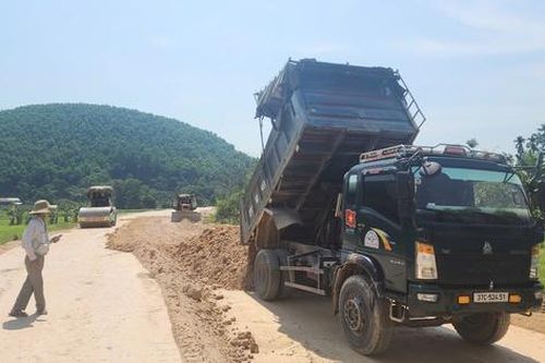 Dự án nâng cấp quốc lộ 8C 'ì ạch' do vướng mặt bằng, thiếu đất đắp