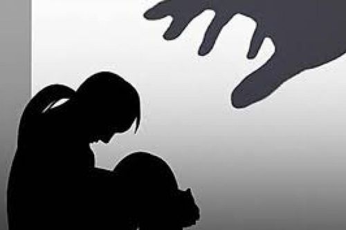 Phát hiện người phụ nữ bị vợ hành hung, chồng điện báo Công an