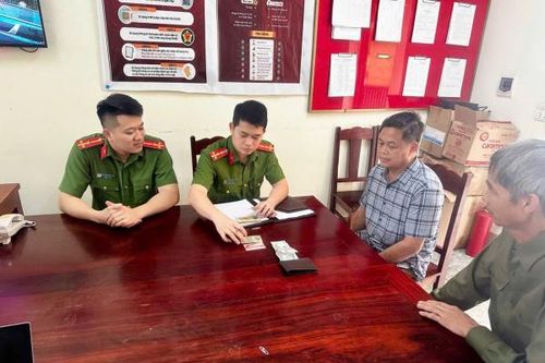 Công an xã Điêu Lương xác minh, trao trả tài sản cho người đánh rơi