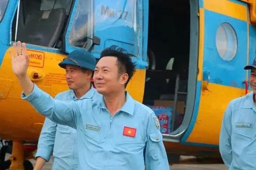 Tiễn đoàn phi công trong lễ diễu binh trở về đơn vị