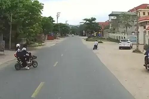 Học sinh điều khiển xe điện sang đường thiếu quan sát