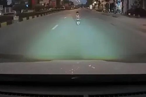 Nguy hiểm khi trẻ nhỏ chạy ra giữa đường