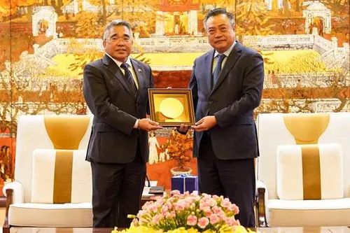 Chủ tịch UBND TP Hà Nội tiếp Đại sứ các nước