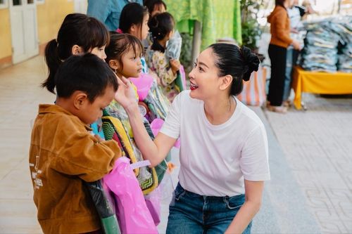 Hoa hậu Hà Kiều Anh đồng hành cùng chương trình 'Thắp sáng những ước mơ' tại Bến Tre