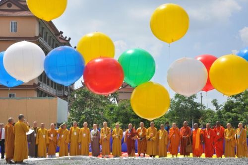 Những bước chân thầm lặng tô điểm cho Vesak 2025