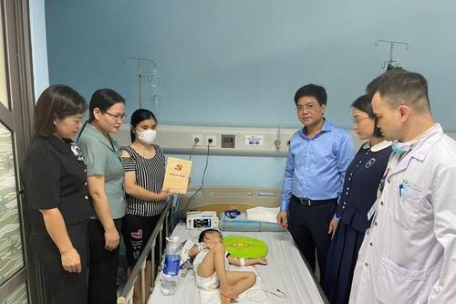 Thông tin mới về sự việc bé trai 4 tuổi ở Nam Định bị xe công nông 'chèn' qua người
