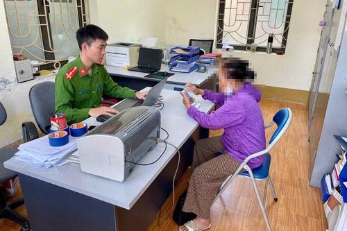 Cụ bà 77 tuổi suýt mất 200 triệu đồng sau khi nghe 'công an rởm' đọc lệnh khởi tố qua điện thoại