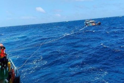 Tìm kiếm ngư dân và tàu cá mất liên lạc trên biển