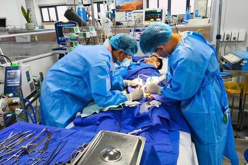 Nam thanh niên nguy kịch từ triệu chứng sốt cao, đau âm ỉ vùng thượng vị