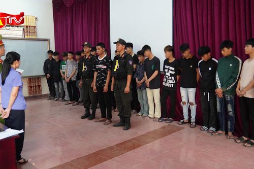 Vác hung khí 'diễu võ giương oai' giữa đêm trên quốc lộ – 18 thanh niên bị khởi tố