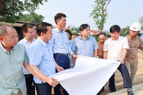 Thứ trưởng Bộ NN&MT kiểm tra công trình kè chống sạt lở sông Hồng 380 tỷ đồng