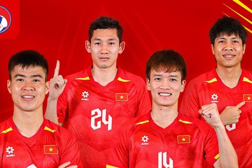 Các ngôi sao Đông Nam Á đá giao hữu với Manchester United: HLV Kim Sang Sik gặp khó
