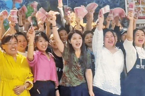Ông chủ Trung Quốc chia tiền lãi đầu tư vàng cho 2.000 nhân viên