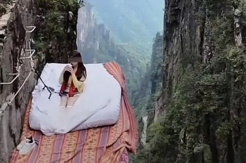 Giường treo vách đá 1.600 m hút khách tại Trung Quốc