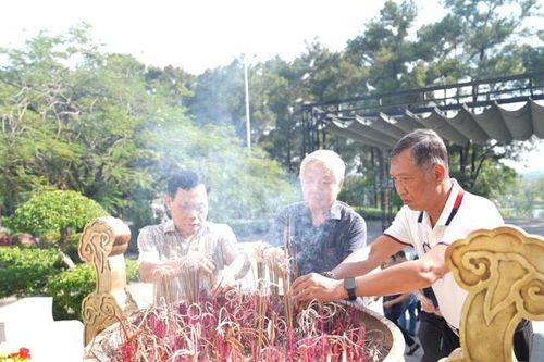 Báo Kinh tế & Đô thị dâng hương tưởng niệm các anh hùng liệt sĩ tại Quảng Trị