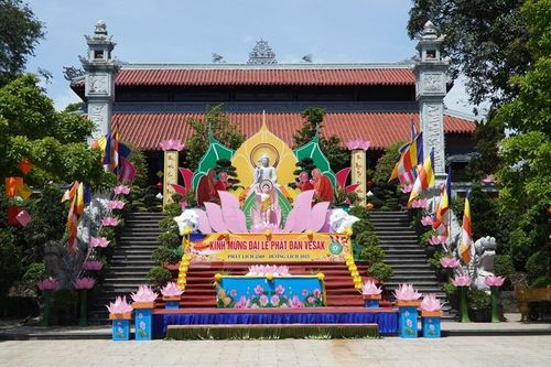 Thành phố Huế rực rỡ cờ hoa mừng Lễ Phật đản