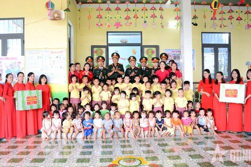 Thượng tướng Võ Minh Lương kiểm tra công trình Trường Mầm non Sao Mai (Công ty 75, Binh đoàn 15)
