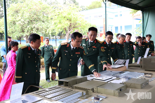 Công ty Thông tin điện tử Z755 giới thiệu nhiều sản phẩm, thiết bị, khí tài quân sự