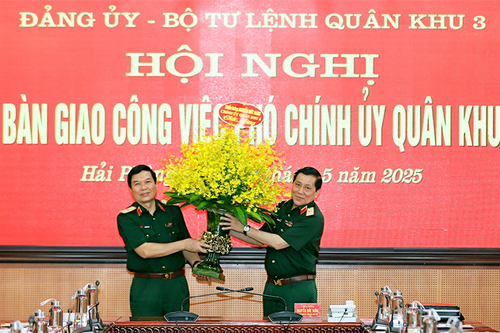 Bàn giao công việc Phó chính ủy Quân khu 3