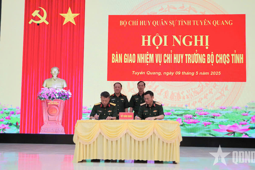 Bàn giao nhiệm vụ Chỉ huy trưởng Bộ CHQS tỉnh Tuyên Quang