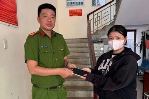 Trao trả tài sản đánh rơi cho người dân