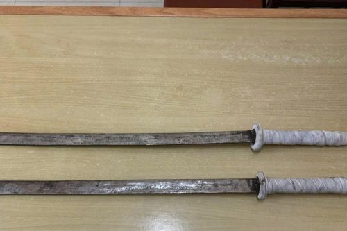 Khởi tố 4 thiếu niên rủ nhau rèn 2 thanh kiếm tự chế đi cướp tài sản