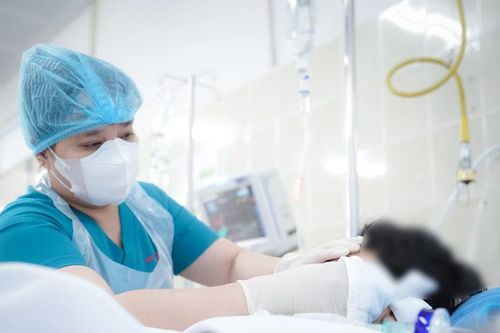 Bé trai 10 tuổi bị nhánh cây rơi trúng đầu hôn mê