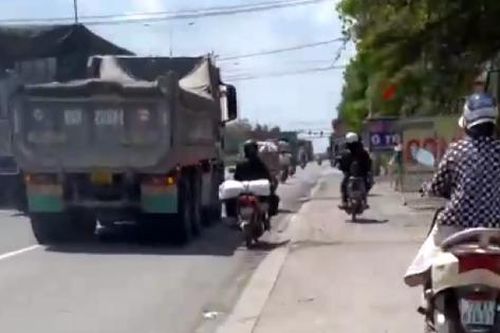 CLIP: Tái diễn cảnh ô tô nối đuôi, ép xe máy lên vỉa hè trên đường ở Bình Dương