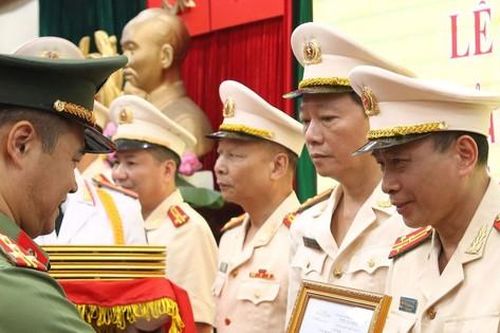 30 lãnh đạo cấp phòng và tương đương thuộc Công an Hà Nội nghỉ hưu trước tuổi