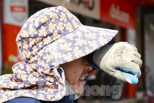 Người dân nơi 'chảo lửa' chật vật mưu sinh giữa nắng nóng gay gắt