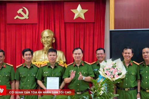 Khen thưởng tập thể Phòng CSHS vì nhanh chóng phá vụ án cô giáo bị sát hại