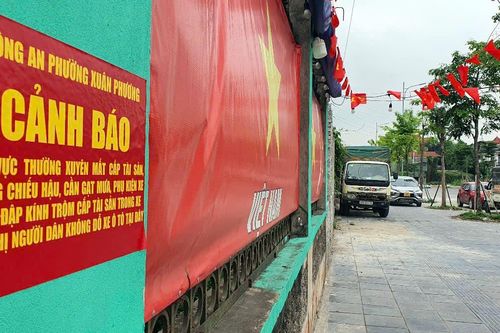 Khu chợ xây mới xong bỏ hoang ở Hà Nội trở thành nơi trú chân của 'đạo chích'