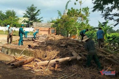 Hiện trường nhà truyền thống hơn 3 tỷ đồng bị đổ sập sau luồng gió mạnh