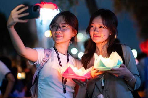 Lễ hội thả hoa đăng lớn nhất làm bừng sáng một góc TPHCM