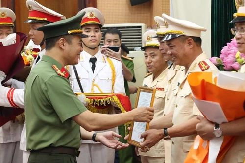 30 chỉ huy cấp phòng Công an thành phố Hà Nội nghỉ công tác trước tuổi