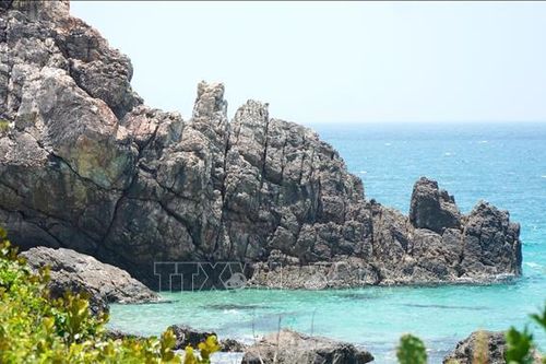 Mũi Vi Rồng hút du khách bởi nét hoang sơ, kỳ bí