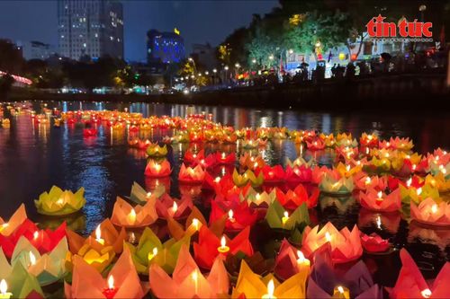 Lung linh 'đêm hội hoa đăng' mừng lễ Phật đản tại chùa Pháp Hoa