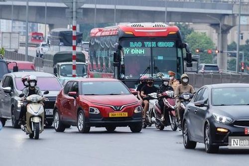 Hà Nội tăng cường xử lý xe đón, trả khách sai quy định