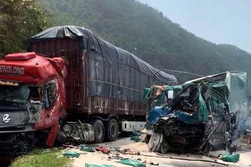 Khoảnh khắc xe tải tông trực diện vào xe đầu kéo ở Tuyên Quang