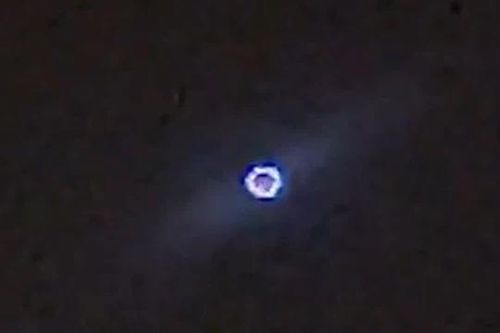 CLIP: UFO bí ẩn lơ lửng trên bầu trời California suốt 15 phút trước khi biến mất