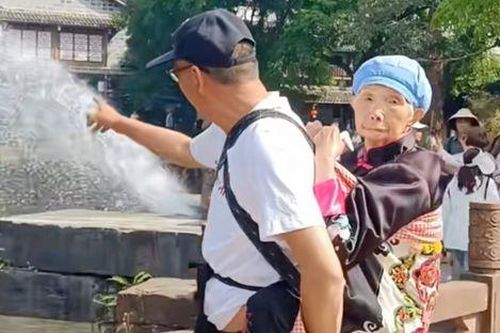 Người đàn ông cõng mẹ 88 tuổi trên lưng đi du lịch, cộng đồng mạng rơi nước mắt