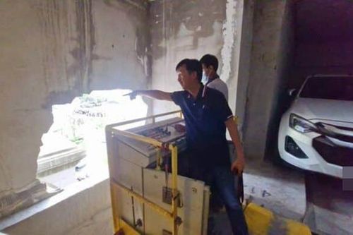 Robot đập thủng tòa nhà khi đang làm việc, dấy lên nỗi lo lắng cho nhiều người dân