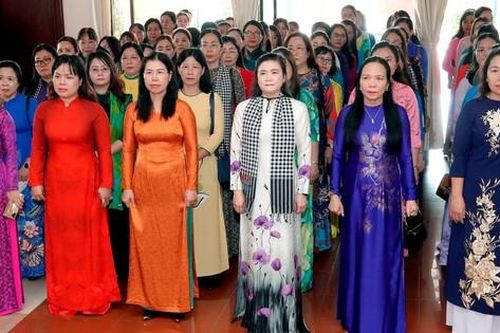 Đoàn công tác TƯ Hội LHPN Việt Nam báo công viếng Bác