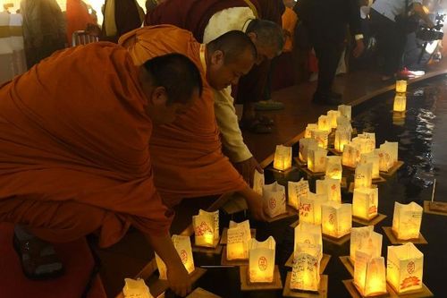 Hoa đăng thắp sáng 'nóc nhà' Nam bộ cầu nguyện hòa bình cho thế giới