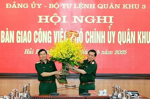 Bàn giao chức Phó Chính ủy Quân khu 3 giữa hai Thiếu tướng