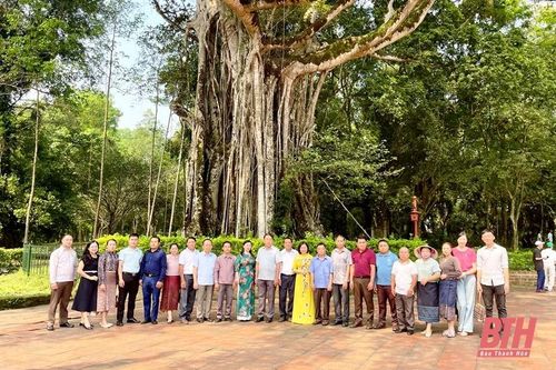 Đoàn đại biểu Mặt trận Lào xây dựng đất nước tỉnh Hủa Phăn dâng hương tại Khu di tích Quốc gia đặc biệt Lam Kinh
