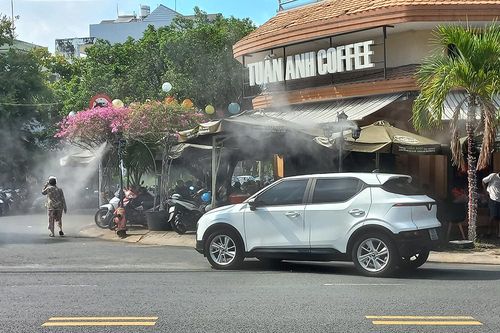 Khi xe điện len lỏi qua từng con phố