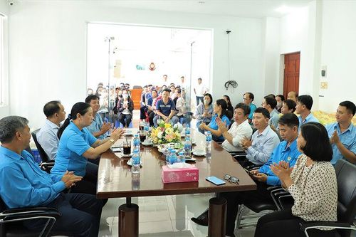 Trên 200 người lao động được tặng quà