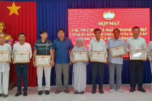 Huyện ủy Phú Tân họp mặt các tổ chức, cá nhân có nhiều đóng góp Quỹ Cây mùa xuân