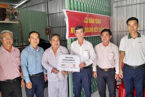 Bàn giao 10 căn nhà Đại đoàn kết tại huyện Phú Tân